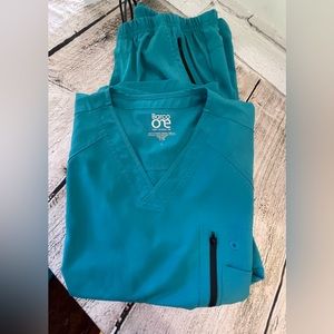 Barco ONE men's large scrub set.
